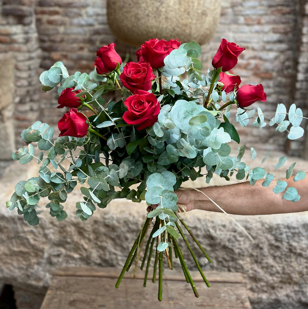 Ramos de boda en verano con rosas rojas: pasión y frescura para un día inolvidable 🌹☀️