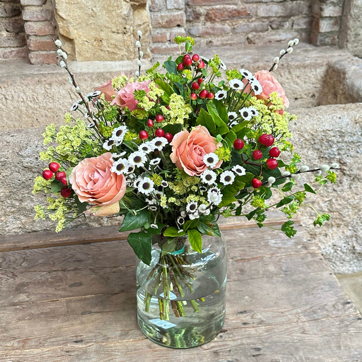 Ramo rosa moca y flores silvestres