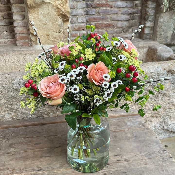 Ramo rosa moca y flores silvestres