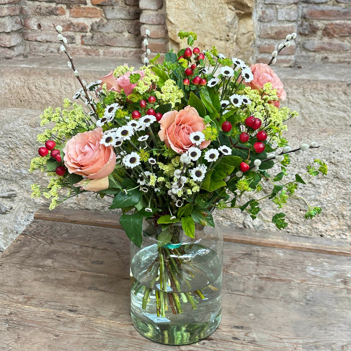 Ramo rosa moca y flores silvestres