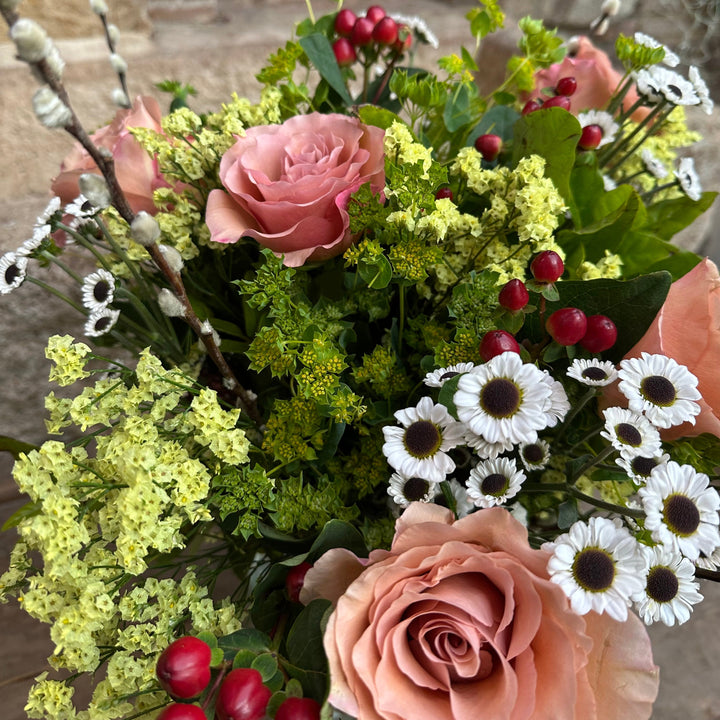 Ramo rosa moca y flores silvestres